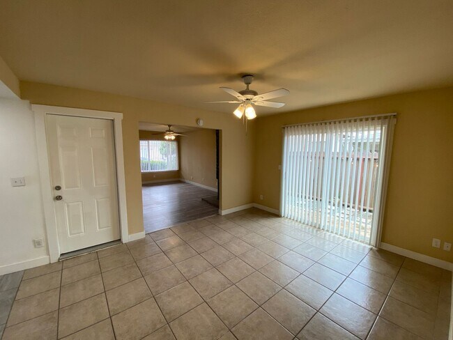 Building Photo - Cozy Update Duplex