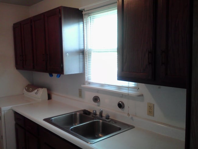 Building Photo - 296 Main St