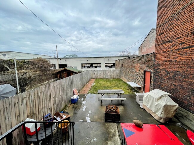 Building Photo - Huge 3 bed 2.5 bath - Southside flats, laundry, central air, private yard, off street parking