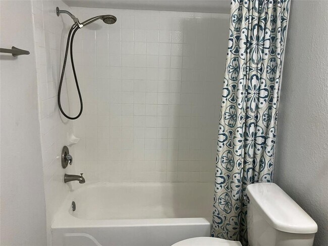 Building Photo - 1209 Wood Creek Dr