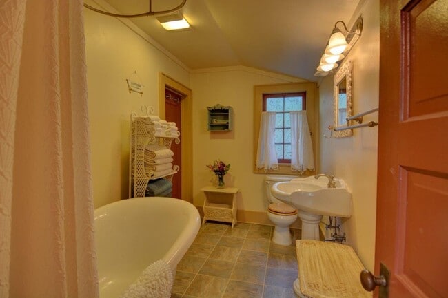 Building Photo - Perfect Furnished Home in Jacksonville!