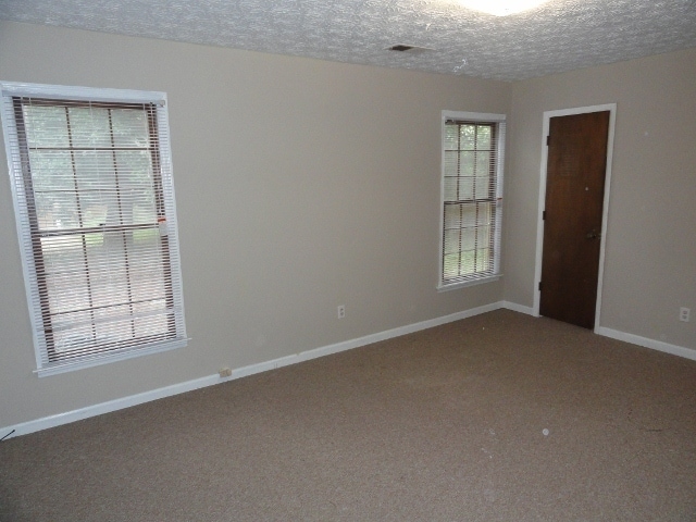 Building Photo - 2870 Lakemont Dr SW