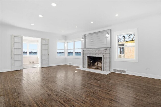 Building Photo - 297 E Lakeview Ave