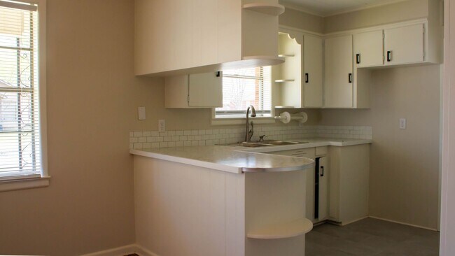 Building Photo - 827 N El Paso Ave