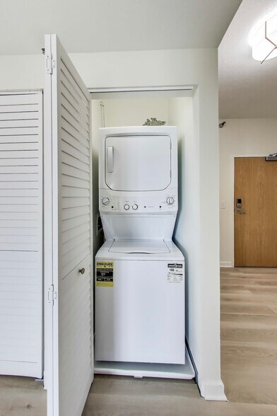 Building Photo - 5 E 14th Pl