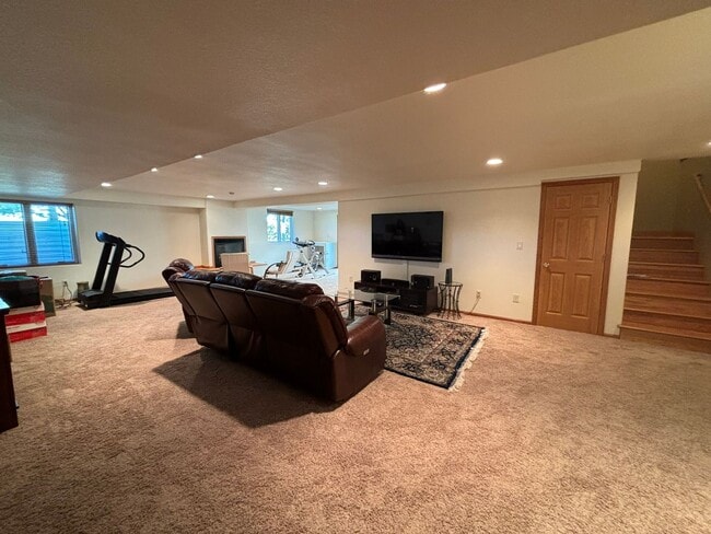 Building Photo - 3 BED | 3 BATH | TOWNHOME | DOUBLE GARAGE | WEST
