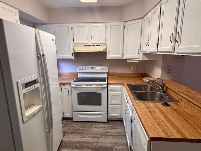 Building Photo - Newly Renovated 2-Bed Townhome Near Kingsborough Park — Available Now