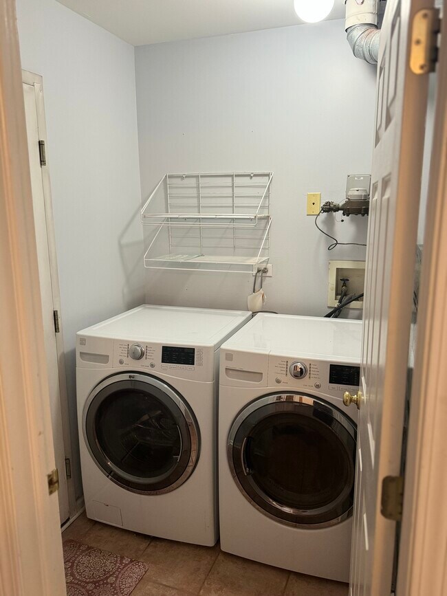 Building Photo - 1397 Ashbury Ln E