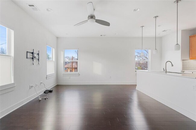 Building Photo - 2305 Coronado St
