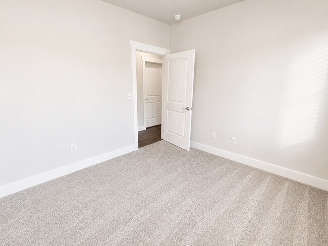 Building Photo - 91 W Springview Dr