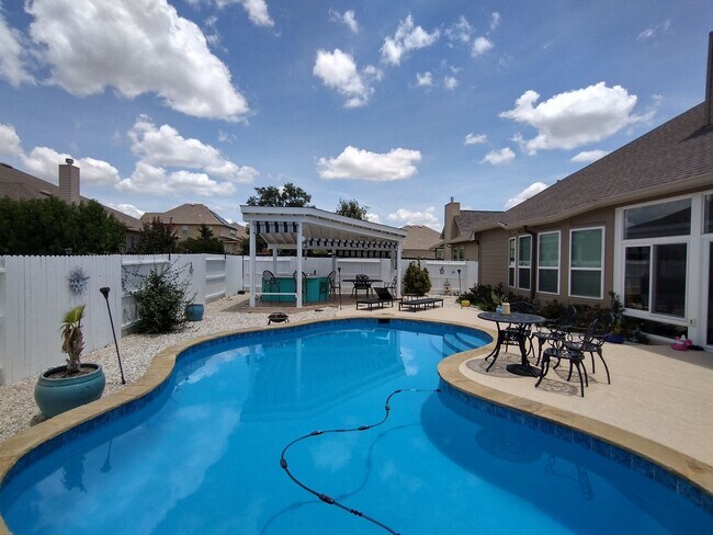 Building Photo - Beautiful 4 bedroom with a pool!!!
