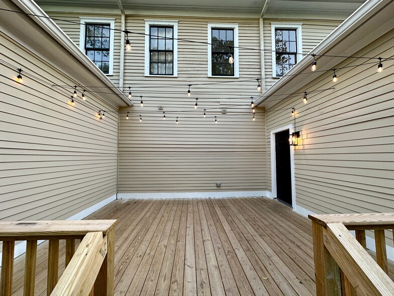 Building Photo - 983 Maple St