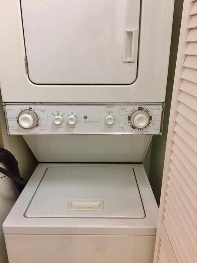 Building Photo - Updated Kitchen-1Bed 1Bath w Garage Parking at Georgetown Condo