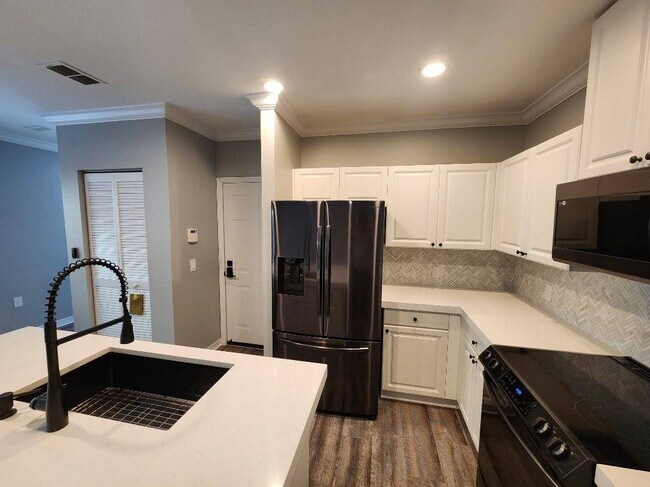 Building Photo - 402 S Willow Ave