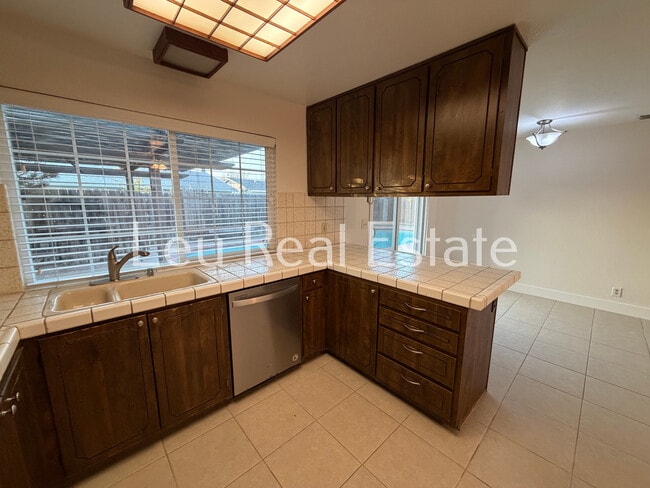 Building Photo - 5020 Village Wood Dr