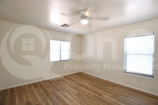 Building Photo - 3813 E Santa Fe Ln