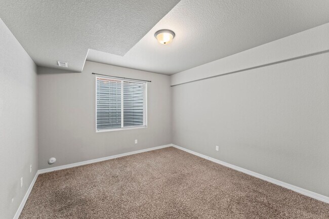 Building Photo - Beautifully Updated 4-Bedroom Home with Op...
