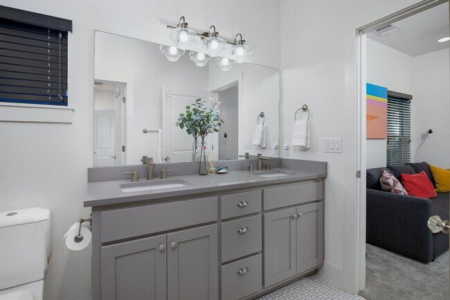 Building Photo - 2703 Halcyon Dr