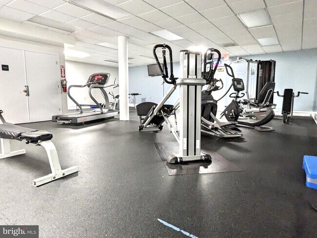 Building Photo - 5563 Seminary Rd