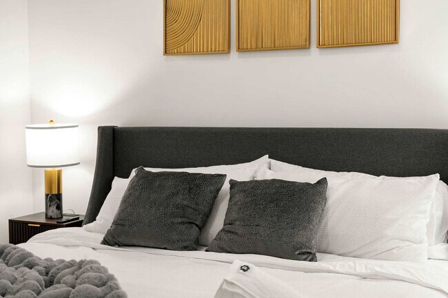 Building Photo - 1941 W Augusta Blvd