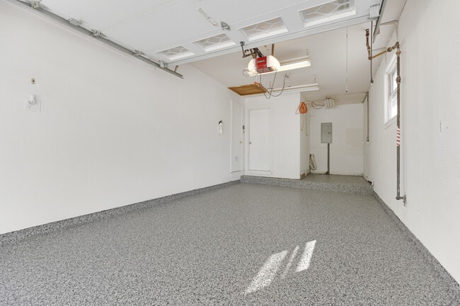Building Photo - 1031 Maple Ln