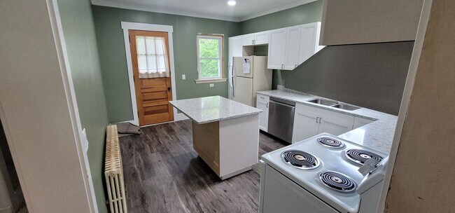 Building Photo - Duluth MN - 4 Bedroom - 2 Bath - 1 Car Gar...