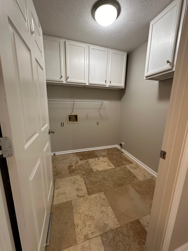 Building Photo - 3505 Lakeside Ct