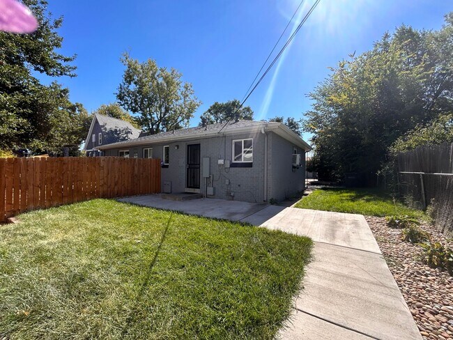 Building Photo - $0 DEPOSIT OPTION. CHARMING 2BED/1BATH DUPLEX NEAR SLOAN LAKE!!