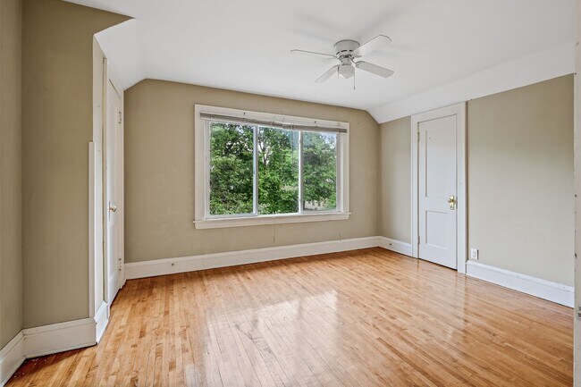 Building Photo - MUST SEE 5BD/2BA in Como near U of M! Avail. 9/1/26