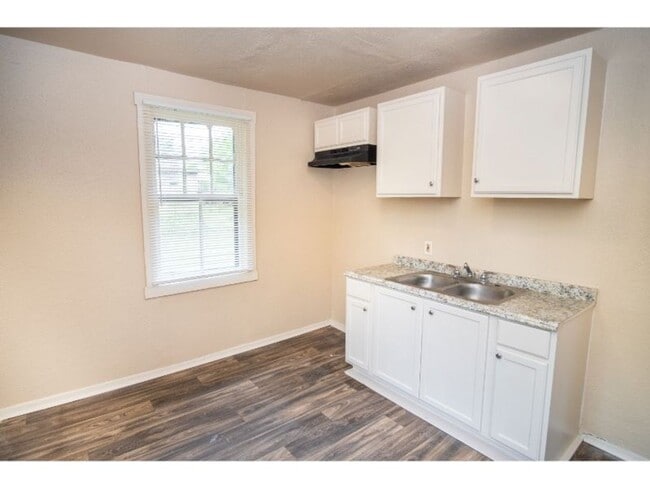 Building Photo - Cozy Renovated 2 BR Near Downtown