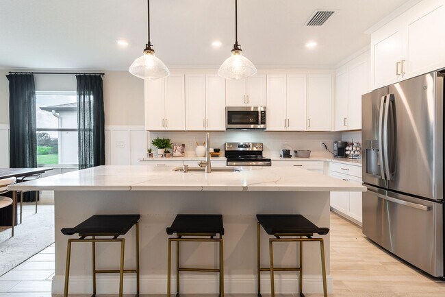 Building Photo - A Luxuriously Furnished 3-Bed, 2-Bath Model Home in Gated Community - Parrish