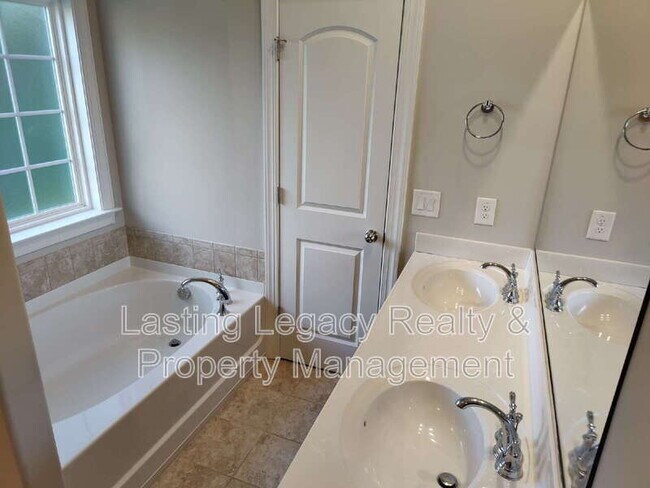 Building Photo - 847 Silver Leaf Dr