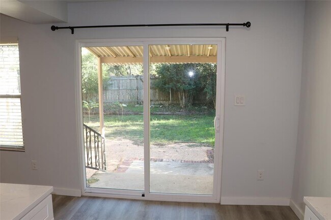 Building Photo - 8903 Mesa Dr