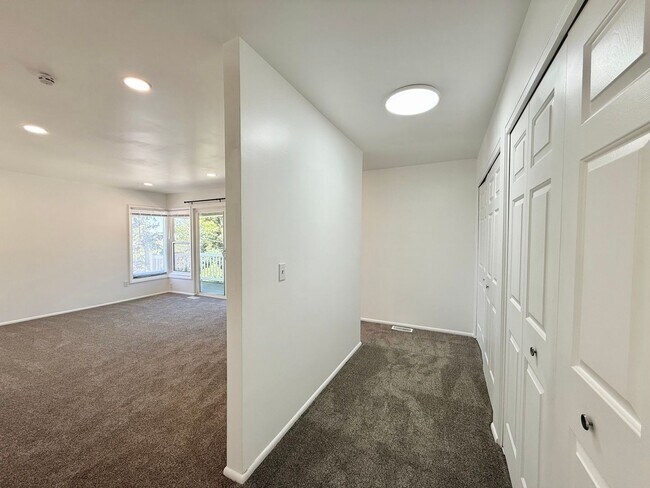 Building Photo - 3 Bedroom Home in Holladay Available August 1st