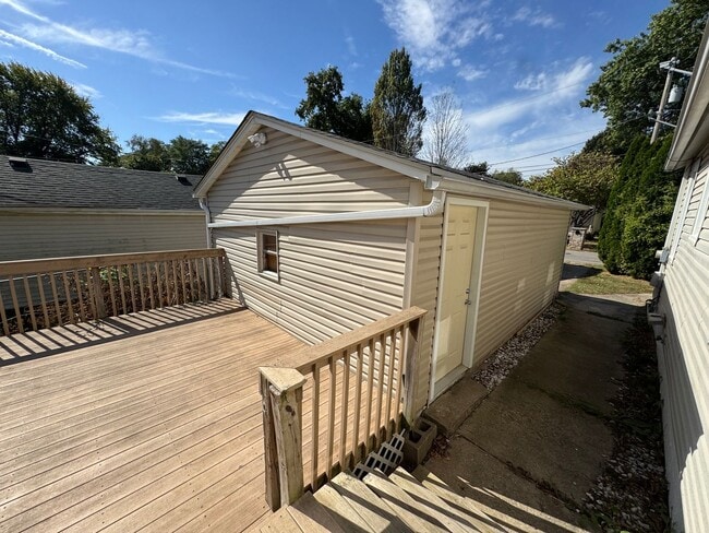 Building Photo - Updated 2 Bedroom Home with Central Air, H...
