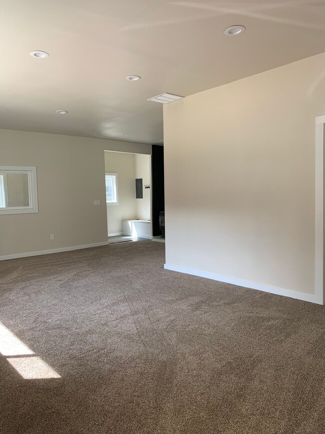 Building Photo - Remodeled 3 bedroom 1.5 bath house located...