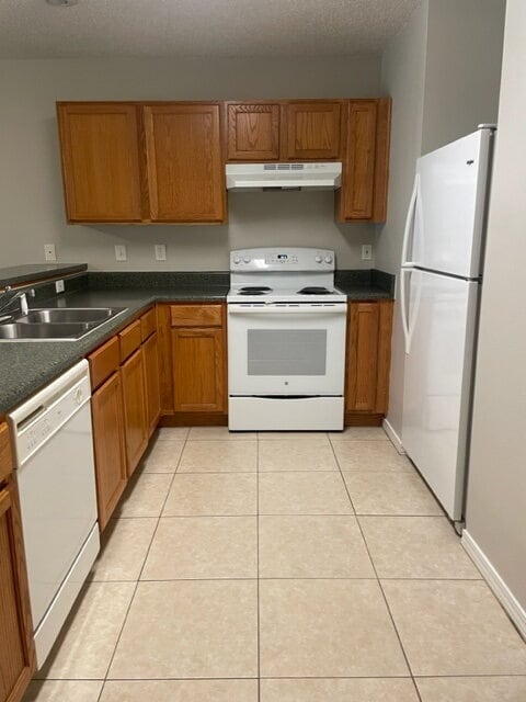Building Photo - "Charming 2-Bed Townhouse Oasis - Prime Fo...