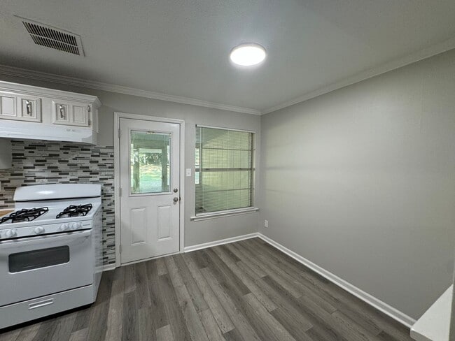 Building Photo - Beautifully Redone