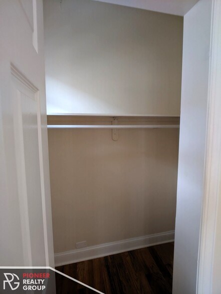 Building Photo - 3721 N Pine Grove Ave