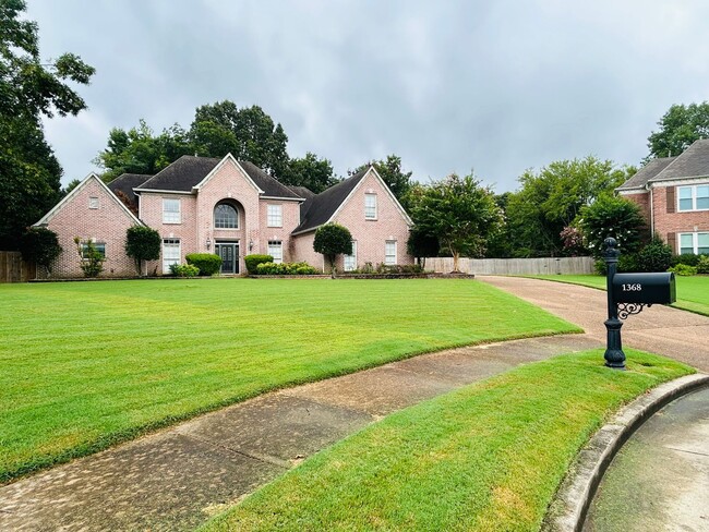 Building Photo - Beautiful Collierville home tucked away in...