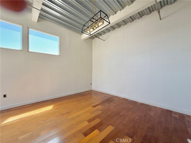 Building Photo - 312 W 5th St