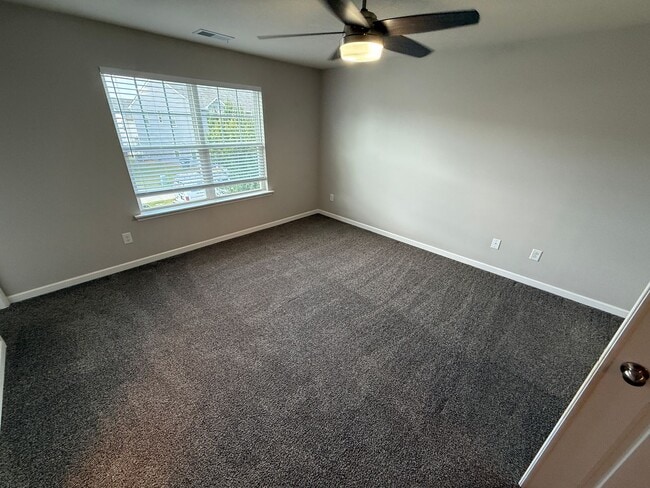 Building Photo - Beautiful Townhome in the steel creek area!