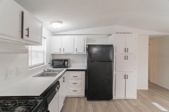 Building Photo - 9140 Sharyn Dr