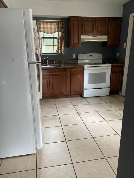 old pics, it's now a stainless range/oven - 1924 Nekoma Ct