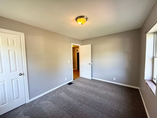 Building Photo - Cozy & Spacious 4-Bedroom Home in Cincinnati
