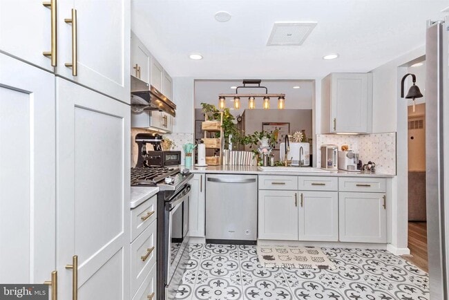 Building Photo - 703 Mountainview Dr