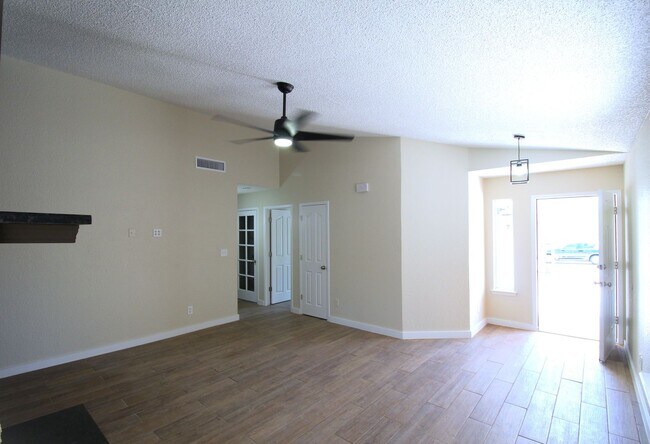 Building Photo - Beautiful Northeast Home -Utilities are a ...
