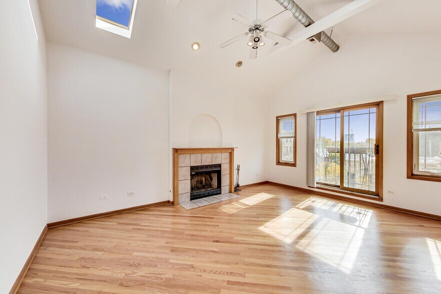 Building Photo - 1446 W Chicago Ave