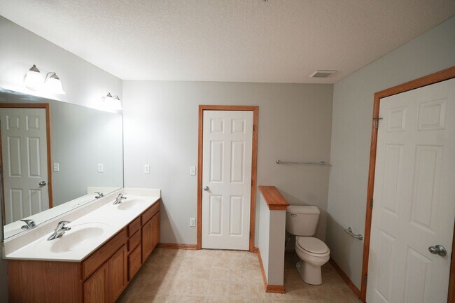 Building Photo - Spacious 2-Bedroom Townhome in Prime West ...