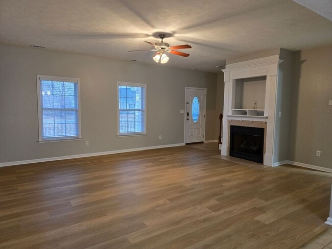 Building Photo - NEW LISTING!!!!!